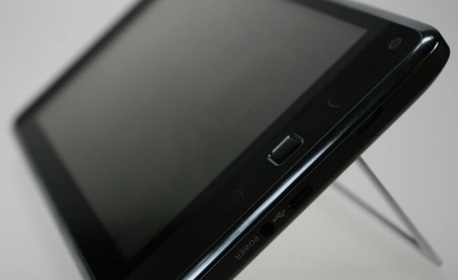 Den utfellbare støttearmen er ganske kjekk. Her synes også trackpaden, samt inngang for mini-USB. Bilde: Marius Jørgenrud