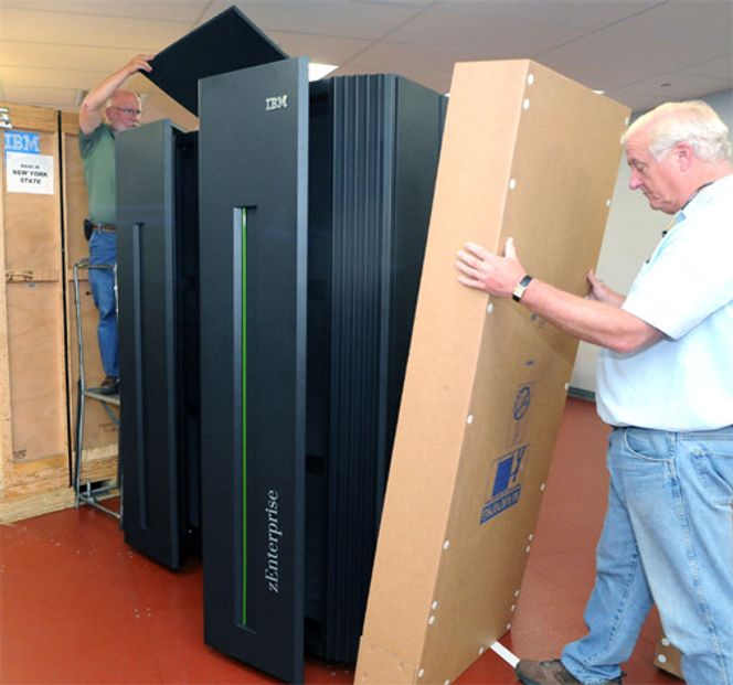 En zEnterprise klargjøres for levering fra IBMs produksjonsanlegg i i delstaten New York. Bilde: IBM