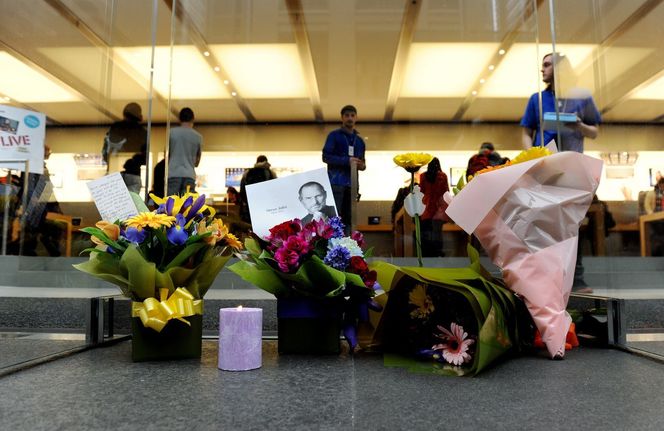 Blomster også utenfor Apple-butikken i Sydney, Australia. Bilde: EPA/TRACEY NEARMY AUSTRALIA AND NEW ZEALAND OUT