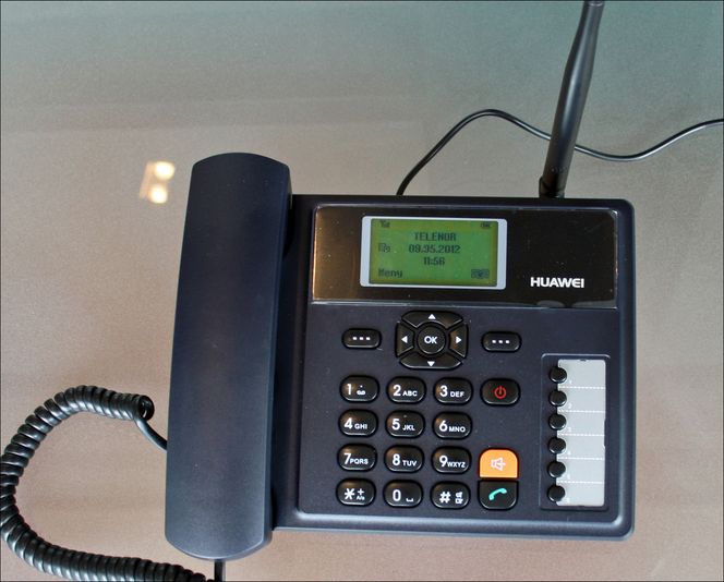 Denne telefonen fra Huawei ser ut som en fasttelefon - men er basert på mobilnettet. Telenor håper at de som sverger til fasttelefonen vil bruke denne istedet.
