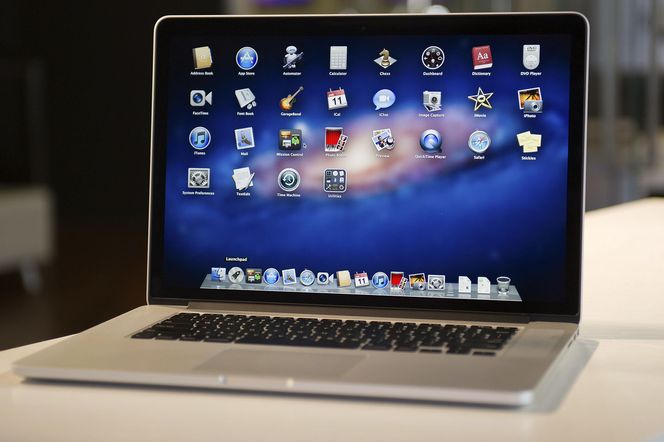 Skjermen på den nye MacBook Pro har klart å skvise inn 5 millioner piksler. Oppløsningen er dermed så god at det blotte øyet ikke klarer å skille pikslene fra hverandre. Bilde: David Paul Morris/Bloomberg via Getty Images/All Over Press