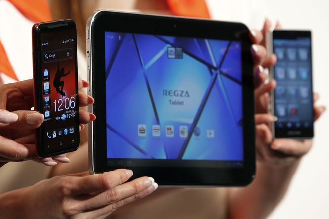 Smartmobil fra HTC og Sharp, og nettbrett fra Toshiba: Et stort mindretall av europoas abonnenter er utsatt for operatørenes tilbøyelighet til å strupe P2P-trafikk og tale over IP, i strid med prinsippet om nettnøytralitet. Bilde: Kiyoshi Ota/Bloomberg via Getty Images / All Over Press