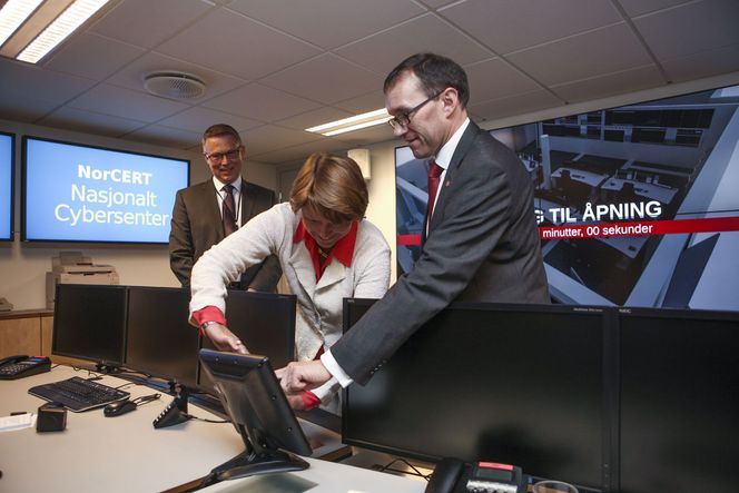 NorCERTs nye lokaler ble innviet av justisminister Grete Faremo og forsvarsminister Espen Barth Eide. Direktør for norsk sikkerhetsmyndighet, Kjetil Nilsen, bivånet den høytidlige knappetrykingen. Bilde: Per Ervland
