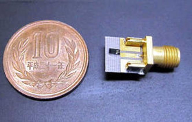 Dioden omtalt i artikkelen er en videreutvikling av den noe større (1,5 x 3,0 mm) dioden på bildet, som i fjor høst ble demonstrert av ROHM og Osaka University. Med denne dioden greide man å oppnå trådløse dataoverføring med en hastighet på 1,5 gigabit per sekund. Bilde: ROHM/Osaka University