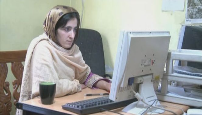 Noen mil fra områder hvor Taliban vansirer skolejenter, gir usensurert nettilgang en mulighet for normale studier og yrkesliv. (foto: Nato Channel) Bilde: Nato Channel