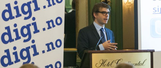 Sigvald Sveinbjørnsson, redaktør i digi.no, er konferansier under digi.nos Toppmøte-konferanser. Bilde: Per Ervland