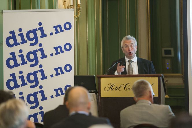Statsråd Karl-Eirik Schjøtt-Pedersen åpnet det første "Toppmøtet" i regi av digi.no. Han utfordret IT-bransjen på regjeringens nye digitaliseringsstrategi. Bilde: Per Ervland