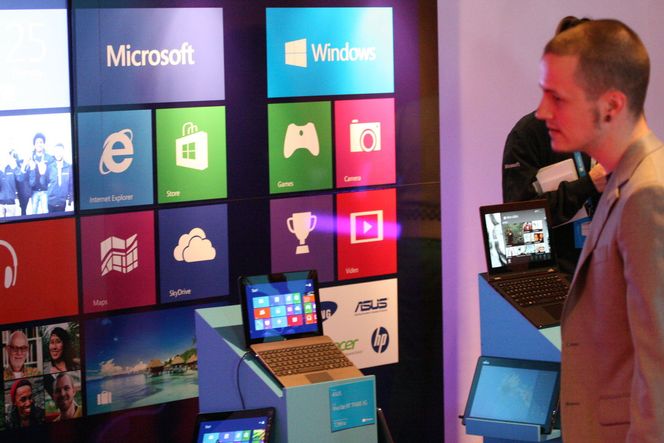 Det kommer et vell av nye maskiner med Windows 8 og Windows RT. Både tradisjonelle datamaskiner, bærbare, nettbrett og det som beskrives som hybrider, altså bærbare der skjermen kan løsnes og benyttes separat. Her fra showrommet på lanseringsfesten. Bilde: Marius Jørgenrud