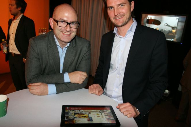- LEKKER: Pål Tarjei Åsheim (t.v) fra McCann og Rimi-markedssjef Henning Eriksen viste fram sin ferske Rimi-app. - Windows 8-plattformen er rett og slett tiltalende og lekker, utbrøt Åsheim. Bilde: Marius Jørgenrud