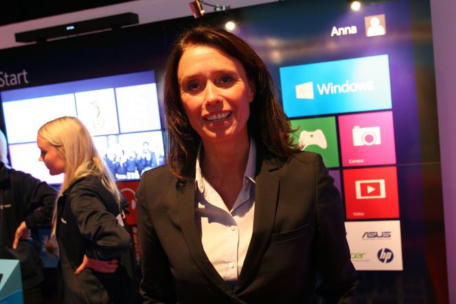 Adm.dir Hege Skryseth i Microsoft Norge sier hun er fan av hybrid-pcen, der skjermen kan løsnes og fungere som et frittstående brett. Bilde: Marius Jørgenrud