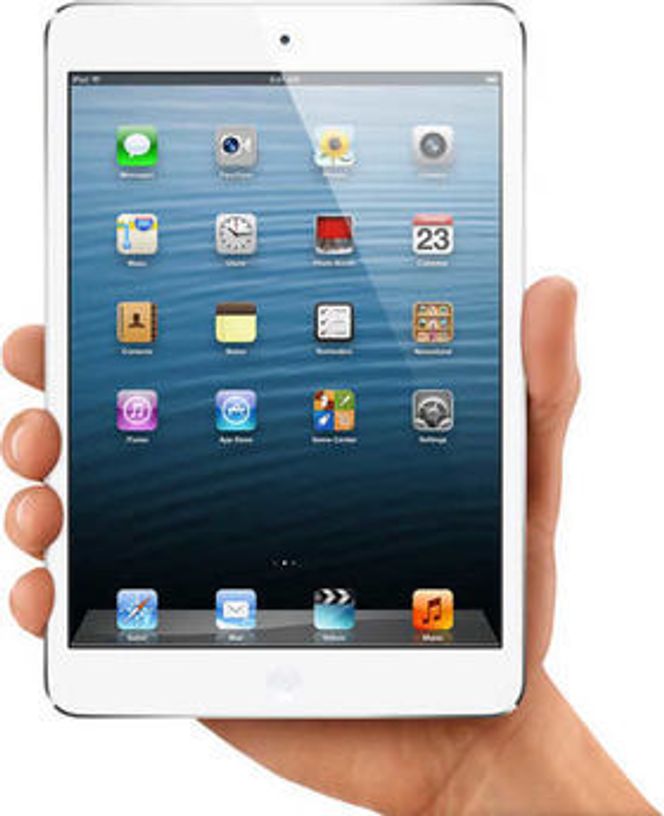 Den nye iPod Mini kan holdes i en hånd, men Apple lover den blir like allsidig som storebror iPad. Bilde: Apple