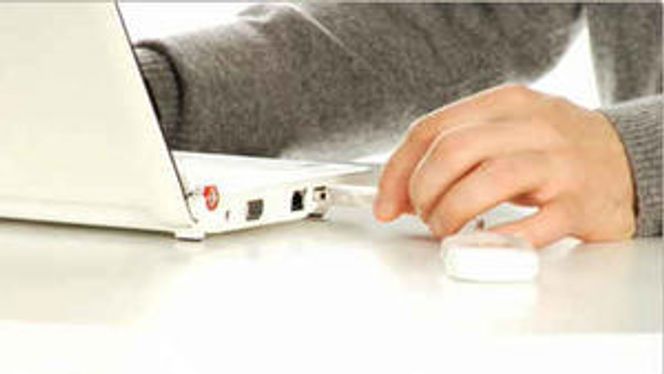 Fra Netcoms video om hvordan USB-modemet koples til pc-en.