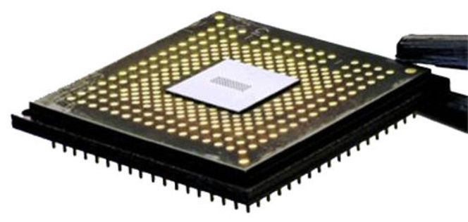 IBMs Holey Optochip pakket inn en optisk modul med nødvendige konktakter. Hullene i brikken er klart synlige på baksiden av CMOS-brikken. Bilde: IBM Research