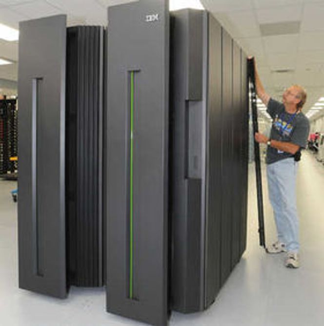 Stadig færre IBM-ere jobber i USA. Her blir en stormaskin klargjort ved selskapets produksjonsanlegg i delstaten New York. Bilde: IBM