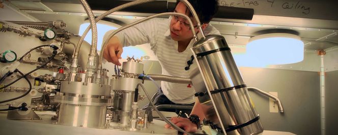 Qubit-eksperimentene krever temperaturer ned mot noen milligrader over det absolutte nullpunktet. Her justeres kjøleanlegget av forsker Jerry Chow i IBMs gruppe Experimental Quantum Computing. Bilde: IBM
