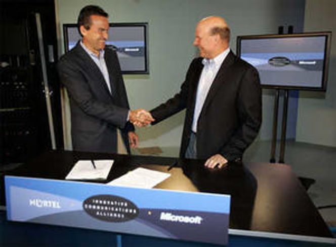 Daværende president i Nortel, Mike Zafirovski, og Microsoft-sjef Steve Ballmer kunngjorde et strategisk samarbeid i 2006. Bilde: Microsoft