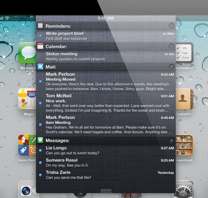 Notification Center er blant nyhetene i iOS 5, her vist på en iPad. Bilde: Apple