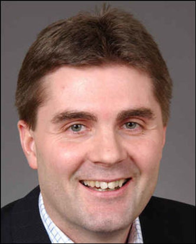 Tidligere toppsjef i Fast, John Markus Lervik, er sammen med selskapets tidligere salgsdirektør tiltalt for brudd på regnskapsloven og for markedsmanipulasjon.