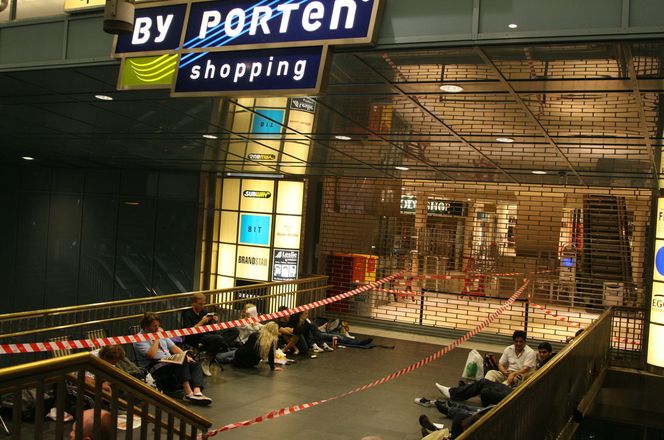 Cirka 30 personer hadde lagt seg i kø utenfor den første butikken ved 00:30-tiden på natten.