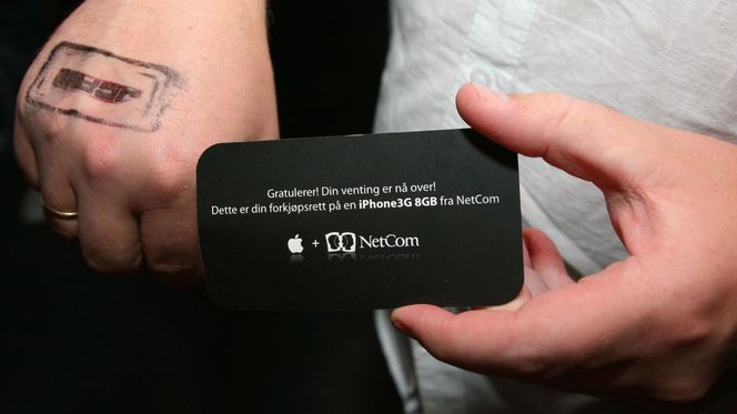 Stempel på hånden og et forkjøpsbevis sikrer retten til å hente ut en iPhone på Netcoms kontor.