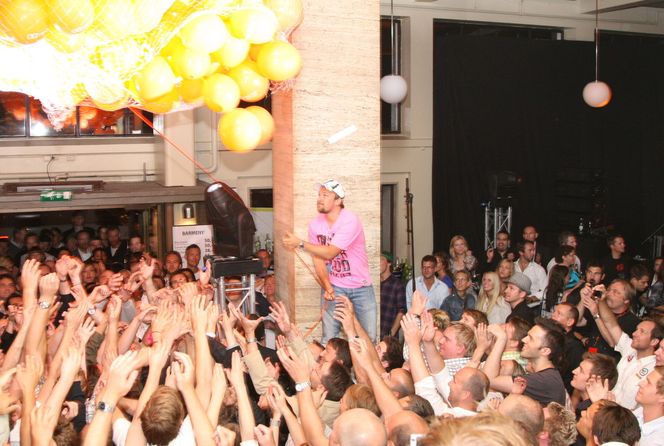 24:00 ble ballongene sluppet fra taket, og iPhone entusiastene kunne kjempe om en forkjøpsrett.
