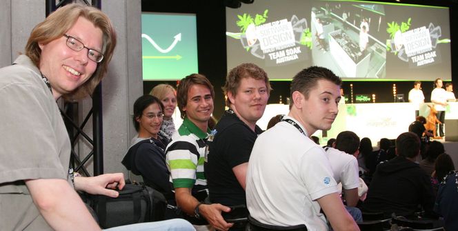 eBuster nådde ikke finalen i Imagine Cup Fra venstre Rune Zakariassen (Microsoft), Richard Dante, Trude Martinsen, Christian Johannesen, Kristian Ravndal og Ruben Larsen (mentor).