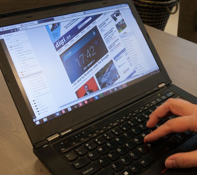 Ulike action-filtre kan forvandle nettinnhold på et blunk. Her demonstrerer Tetzchner hvordan forsiden til digi.no ser ut med et 3D-filter. Bilde: Marius Jørgenrud