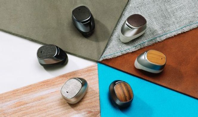 Moto Hint er svært liten og kan fjernstyre mobilen. Bilde: Motorola