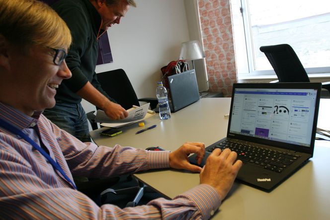 Fredrik Holm holder seg oppdatert på hva både nære og fjerne kolleger holder på med i Microsoft ved hjelp av den nye løsningen. Bilde: Marius Jørgenrud