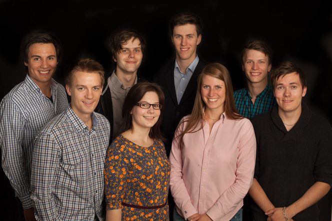 Åtte av de ni ansatte i Dirtybit. Nicolaj Broby Petersen, Matthew Guise, Martin Nybø Vagstad og Aleksander Elvemo. Nede fra venstre: Erlend Børslid Haugsdal, Ida Vilhelmina Oltedal, Aurora Klæboe Berg og Fredrik Fors Hansen. Senere har også Anne Marte Markussen blitt ansatt. Bilde: Kai Torgeir Dragland
