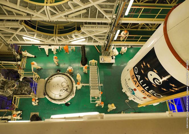 Fra monteringen av Soyuz ST-raketten som tok med seg Galileo SAT 5 og 6 til verdensrommet i forrige uke. Bilde: ESA-CNES-ARIANESPACE/Optique Vidéo du CSG - P.Baudon