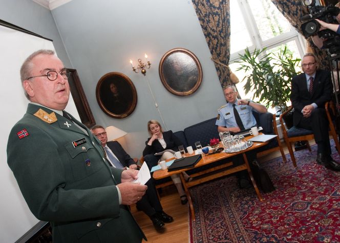 SPLEISELAG: Senteret blir til med bistand fra forsvaret, politi, Kripos, PST og en lang rekke andre partnere. Mange av dem var til stede da planene ble presentert på ærverdige Oslo Militære Samfund i fjor sommer. Bilde: Marius Jørgenrud