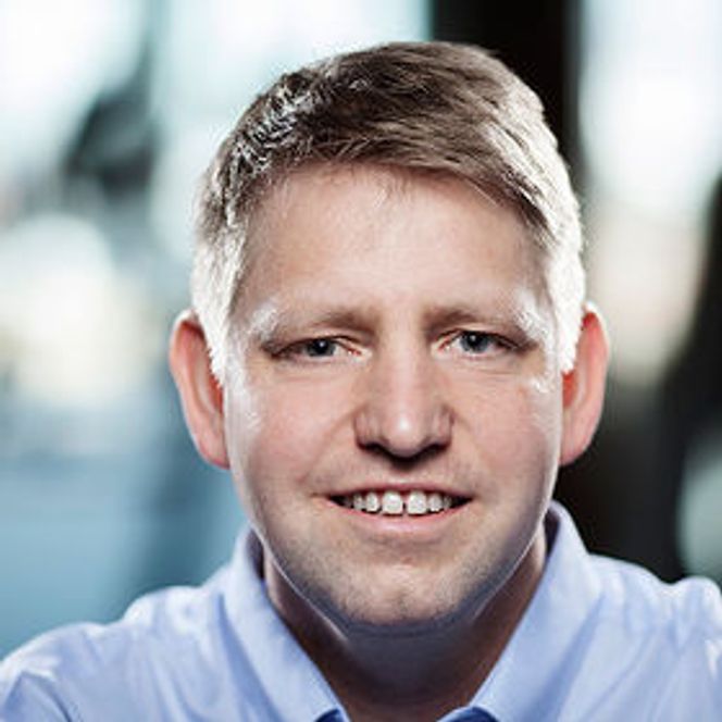 Stein Danielsen i Cxense forklarer hvordan den nye 3D-annonsen er laget. Bilde: Cxense