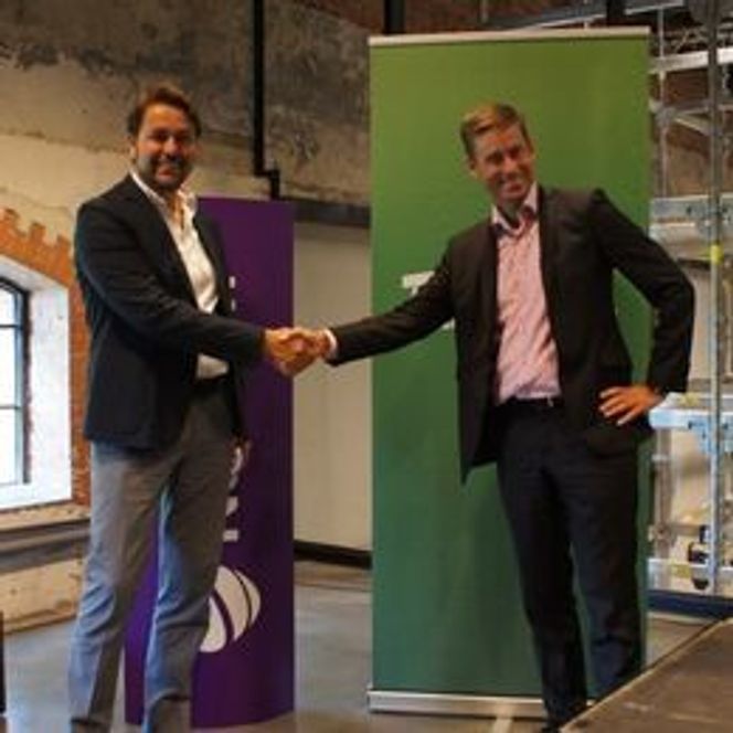 LIMBO: Arild Hustad i Tele2 og August Baumann i Netcom må fortsatt vente i spenning. Bildet er fra 7. juli da de varslet fusjonen. Bilde: Thomas Marynowski