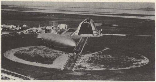 Moffett Field og luftskip. Bilde: NASA