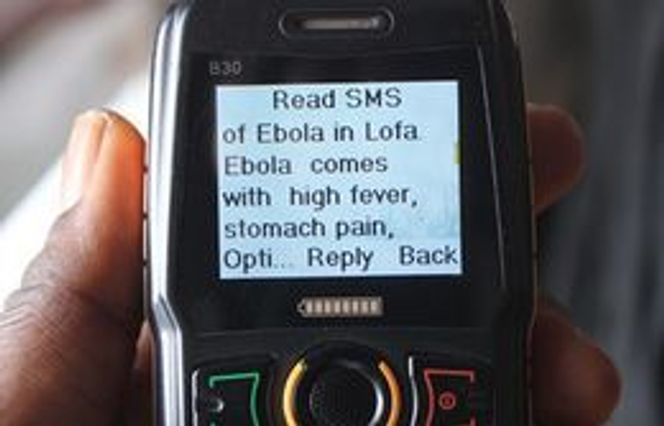 Enkle mobiltelefoner er kjernen i Unicefs kommunikasjonsløsninger ute i felt. Bilde: Unicef