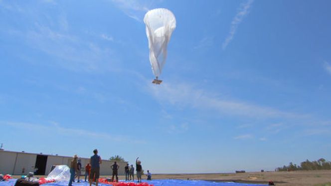 Oppsending av en av 30 prøveballonger på New Zealand. I stratosfæren vil ikke ballongene være synlige med det blotte øyet fra bakken. Merk solcellepanelet som henger under ballongen. Bilde: Google