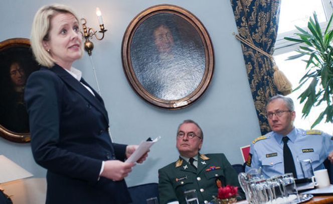 PST-sjef Benedicte Bjørndal, forklarte hvorfor de finner det nødvendig å støtte forskningssenteret. Det gjorde også kybergeneral Roar Sundseth og politidirektør Odd Reidar Humlegård som sitter i bakgrunnen. Bilde: Marius Jørgenrud