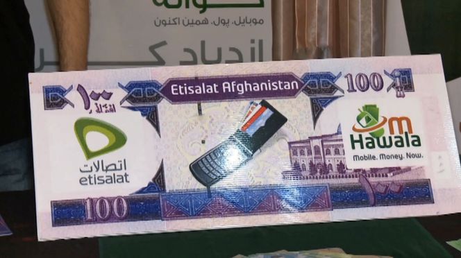 I Afghanistan gir Hawala-tjenesten til mobiloperatøren Etisalat tilgang til den digitale økonomien. Bilde: Nato TV