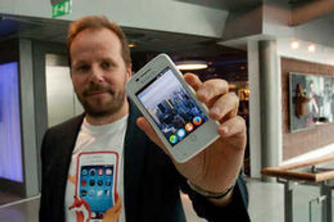 Frode Vestned i Telenor viser frem Alcatel-telefonen med Firefox OS. Dette blir en rimelig modell myntet på vekstmarkeder. Bilde: Marius Jørgenrud