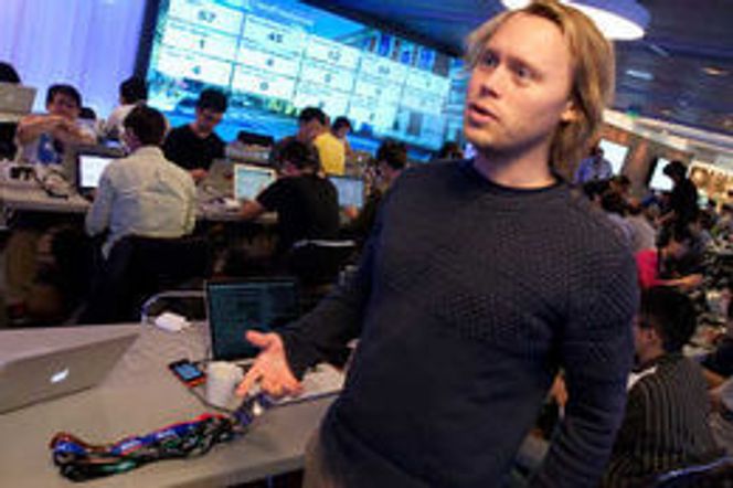 Weben er utviklingsplattformen, forklarer Telenor-utvikler Olav Nymoen. Han er en av få utviklere i Telenor som bidrar med kode til Firefox OS. Bilde: Marius Jørgenrud