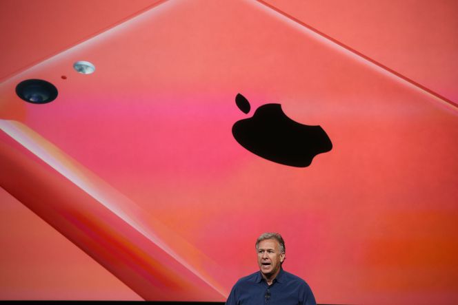 Markedssjef Phil Schiller kunne vise frem den nye &quot;billig&quot;-telefonen til Apple. Den blir levert i fem forskjellige farger. Bilde: Justin Sullivan/Getty Images/Getty Images/All Over Press