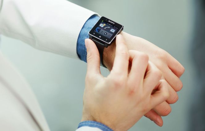 Med såpass stor skjerm vil smartur som denne Sony SmartWatch 2 nødvendigvis ta litt plass på armen. Bilde: Sony