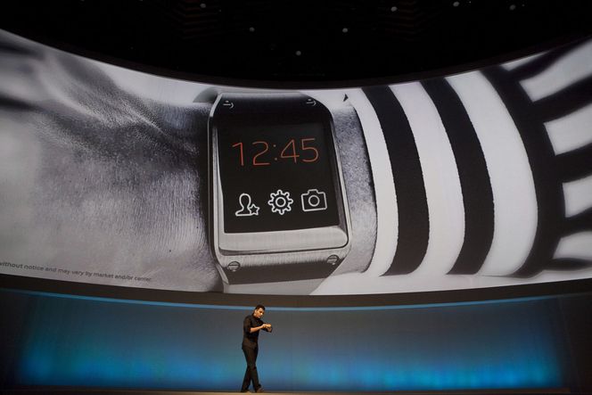 Forskningsdirektør i Samsung Electronics Co. demonstrerte selskapets Galaxy Gear-smartur under IFA-messen i Berlin i går. Bilde: Krisztian Bocsi/Bloomberg via Getty Images
