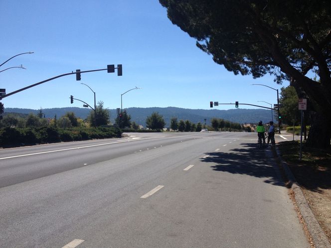 Berømte Sand Hill Road. Sansynligvis den største kosentrasjonen av venture capital - i USA og kanskje verden. Ikke noen turistmagnet akkurat, kun noen kontorbygg og en ellers øde veistrekning. Bilde: Alexander Woxen