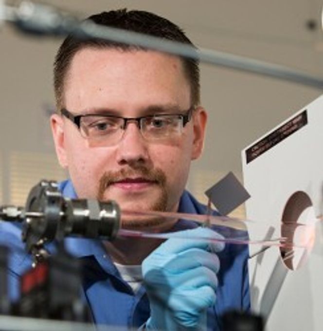 Cary Pint er forskeren som har ledet utviklingen av den nye, silisiumbaserte superkondensatoren. Bilde: Joe Howell/Vanderbilt University