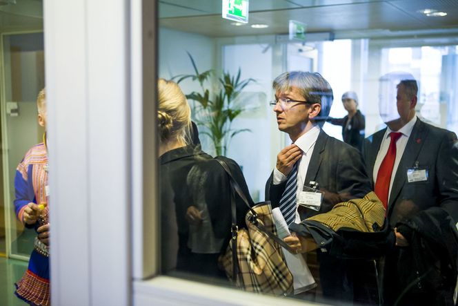 Paul Chaffey retter på slipset på vei inn til sin nye arbeidsplass onsdag ettermiddag. Han vil få et viktig ansvar for IT og digitaliseringspolitikken. Bilde: Per Ervland