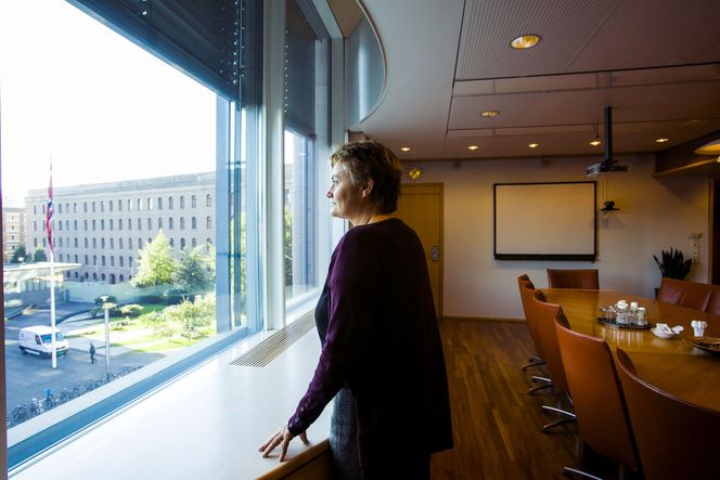 SKUFFELSEN: Aasrud ser ut over regjeringskvartalet fra sitt møterom. Hun er skuffet over at hun ikke kan høste fruktene av de omfattende digitaliseringsreformene hun har igangsatt som minister. Men ser samtidig frem til å bli "vanlig stortingsrepresentant" etter åtte år i regjering. Bilde: Per Ervland