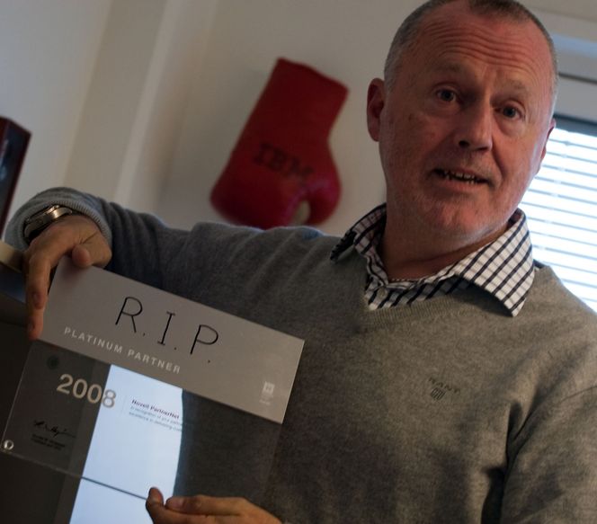 PC-Ware var mer kjent for Novell, men den avtalen avsluttet Frøystein i 2011. - Siden la vi Novell og Wordperfect bak oss, sier han og viser frem den gamle partner-plaketten som han har tusjet RIP på. Bilde: Marius Jørgenrud