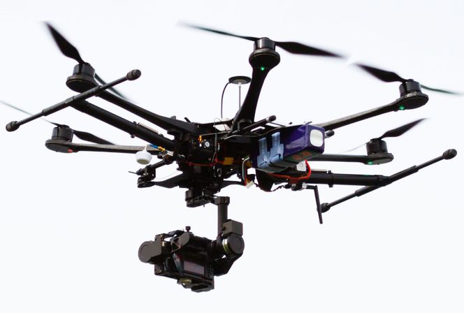 Det finnes utallige droner brukt både militært, av politi og sivile verden over. Denne krabaten benyttes av tv-kanalen Sky Sports. Bilde: iWebbstock / Alamy/All Over Press